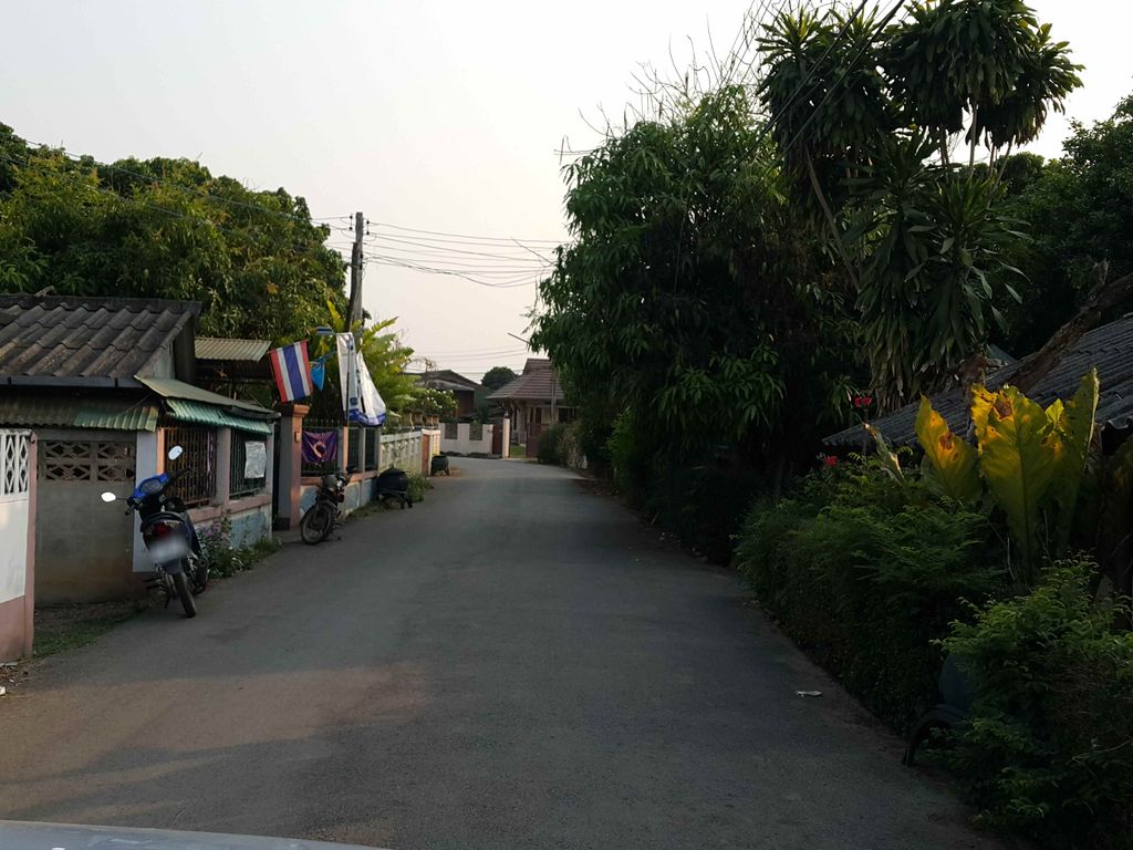 ภาพถนนตรงที่ ลาบป้านา ตั้งอยู่ ถ่ายโดย jrcarlsen พ.ศ. 2558 (2015) · A street-level view of where ลาบป้านา · Lappana stands, by jrcarlsen in 2558 (2015)