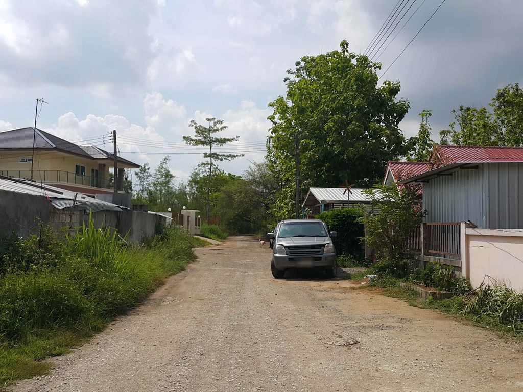 ภาพถนนตรงที่ ร้านหมูจริงใจ ตั้งอยู่ ถ่ายโดย jrcarlsen พ.ศ. 2558 (2015) · A street-level view of where ร้านหมูจริงใจ · Ran Mu Charingchai stands, by jrcarlsen in 2558 (2015)