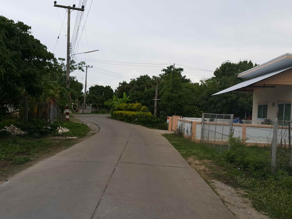 ภาพถนนตรงที่ ก๋วยเตี๋ยวถ้วยเรือบ้านยายปุ๊ ตั้งอยู่ ถ่ายโดย jrcarlsen พ.ศ. 2558 (2015) · A street-level view of where ก๋วยเตี๋ยวถ้วยเรือบ้านยายปุ๊ · Kuaitiao Thuai Ruea Ban Yai Pu stands, by jrcarlsen in 2558 (2015)