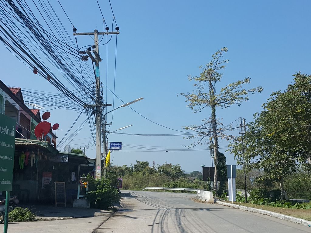 ภาพถนนตรงที่ โรตีกาแฟและส่งพัสดุ หน้าบ้านวังตาล ตั้งอยู่ ถ่ายโดย jrcarlsen พ.ศ. 2559 (2016) · A street-level view of where โรตีกาแฟและส่งพัสดุ หน้าบ้านวังตาล · Roti Kafae Lae Songphatdu Na Ban Wangtan stands, by jrcarlsen in 2559 (2016)
