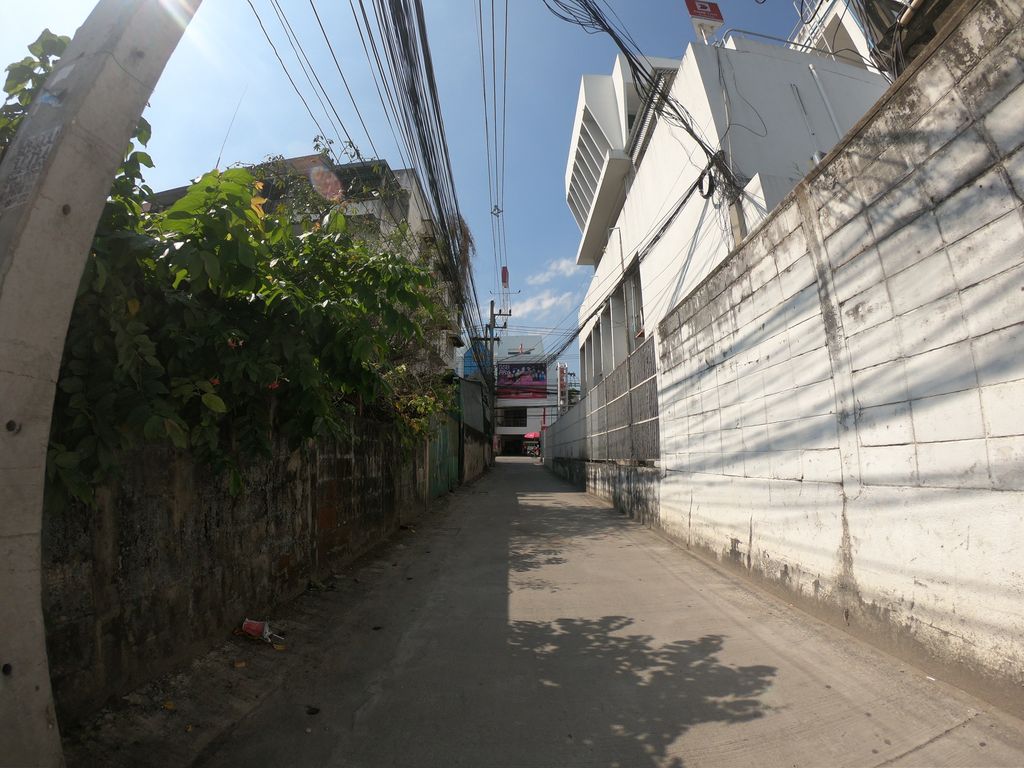 ภาพถนนตรงที่ ศรีฟ้าเบเกอรี่ สาขาช้างเผือก เมืองเชียงใหม่ ตั้งอยู่ ถ่ายโดย chanuwath_grab พ.ศ. 2562 (2019) · A street-level view of where ศรีฟ้าเบเกอรี่ สาขาช้างเผือก เมืองเชียงใหม่ · Sifa Bakery Sakha Chang Phueak Mueang Chiang Mai stands, by chanuwath_grab in 2562 (2019)
