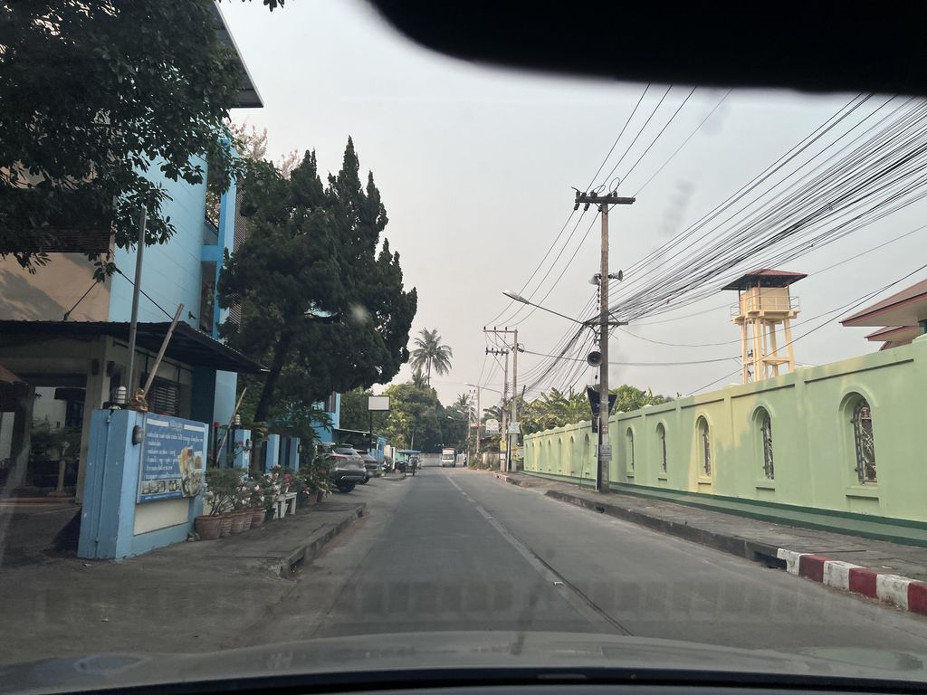 ภาพถนนตรงที่ ปากกองชาบู ตั้งอยู่ ถ่ายโดย lin_wang พ.ศ. 2567 (2024) · A street-level view of where ปากกองชาบู · Pakkongchabu stands, by lin_wang in 2567 (2024)