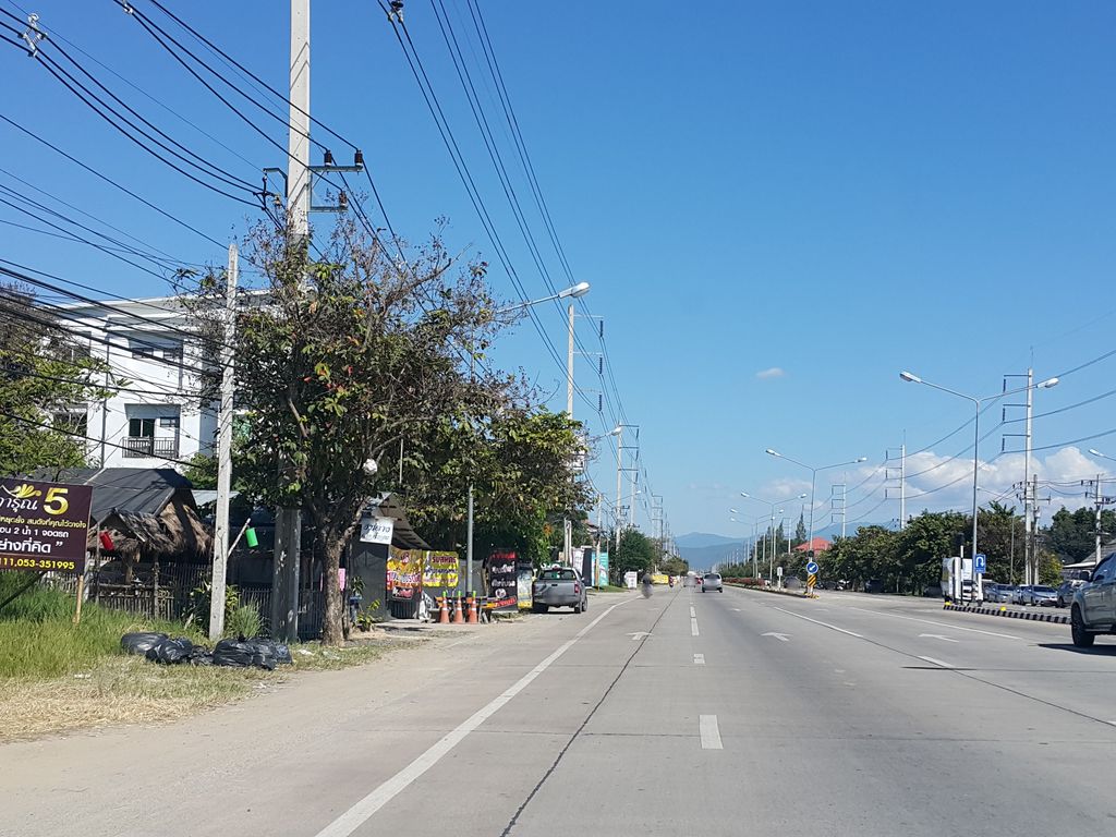 ภาพถนนตรงที่ คุณยาย ข้าวมันไก่ตอน ตั้งอยู่ ถ่ายโดย jrcarlsen พ.ศ. 2558 (2015) · A street-level view of where คุณยาย ข้าวมันไก่ตอน · Khunyai Khaoman Kaiton stands, by jrcarlsen in 2558 (2015)
