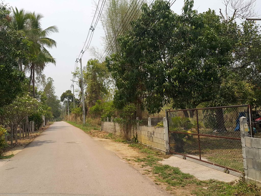 ภาพถนนตรงที่ ภาคินกาแฟสด ตั้งอยู่ ถ่ายโดย jrcarlsen พ.ศ. 2558 (2015) · A street-level view of where ภาคินกาแฟสด · Phakhinkafaetda stands, by jrcarlsen in 2558 (2015)