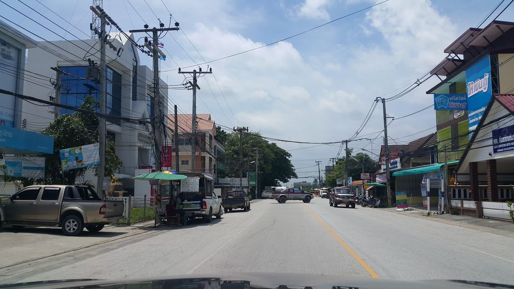 ภาพถนนตรงที่ แจ่มฟ้าเซฟมาร์ท สาขาดอยสะเก็ด ตั้งอยู่ ถ่ายโดย jrcarlsen พ.ศ. 2559 (2016) · A street-level view of where แจ่มฟ้าเซฟมาร์ท สาขาดอยสะเก็ด · Chaemfa Sepmat Sakha Doi Saket stands, by jrcarlsen in 2559 (2016)