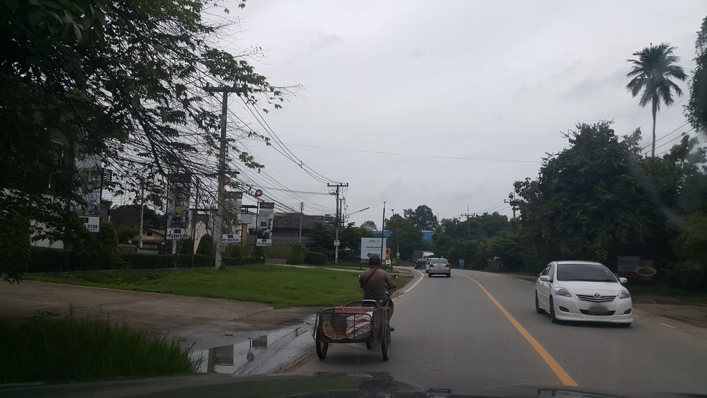 ภาพถนนตรงที่ พี่อ๋อนนวดแผนไทย ตั้งอยู่ ถ่ายโดย jrcarlsen พ.ศ. 2561 (2018) · A street-level view of where พี่อ๋อนนวดแผนไทย · Phi On Nuatphaenthai stands, by jrcarlsen in 2561 (2018)