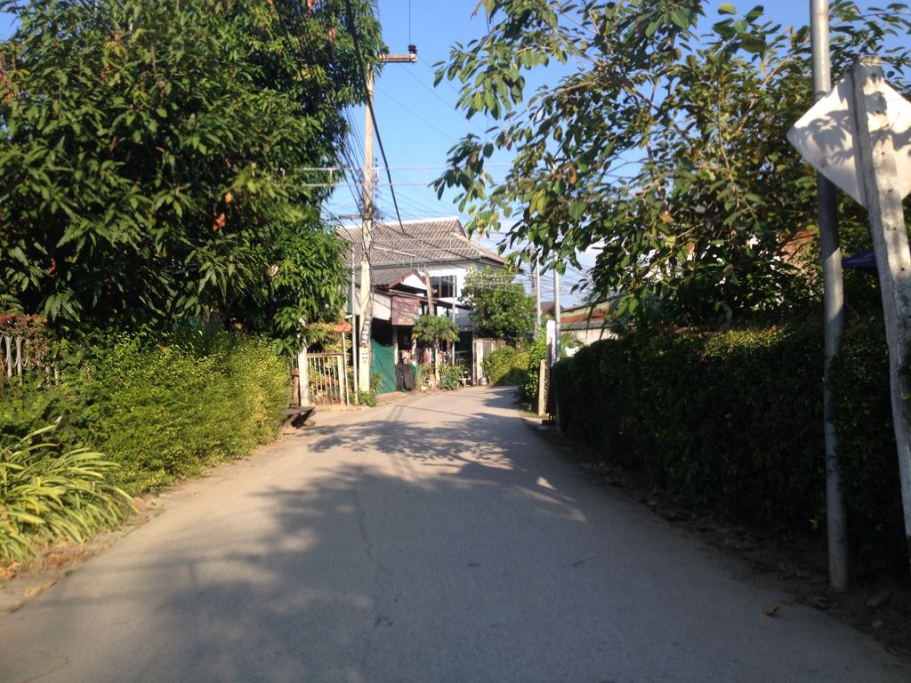 ภาพถนนตรงที่ Kham In ตั้งอยู่ ถ่ายโดย jimwatana พ.ศ. 2558 (2015) · A street-level view of where Kham In stands, by jimwatana in 2558 (2015)