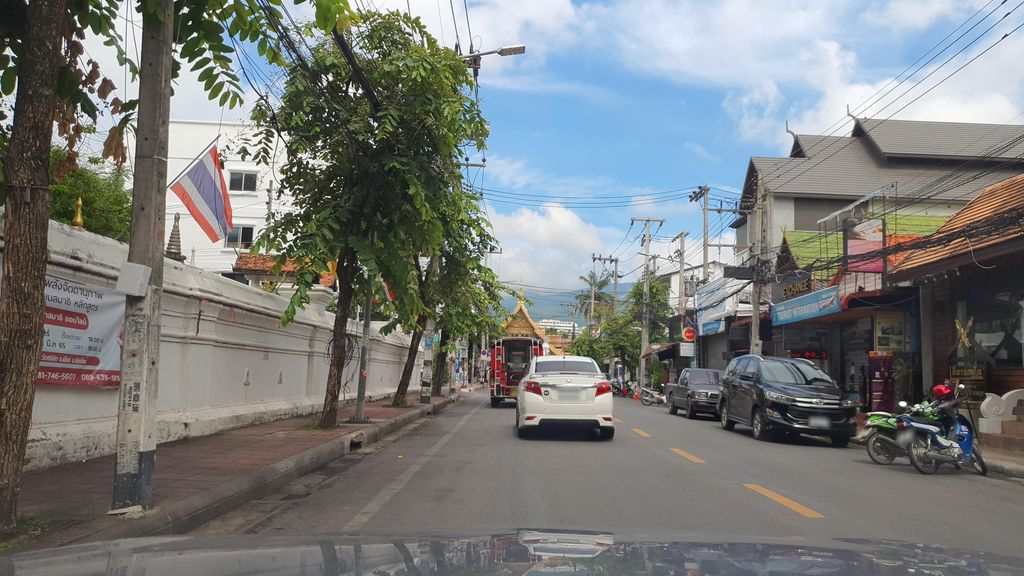 ภาพถนนตรงที่ สมชายเฟอร์นิเจอร์มาร์ท ตั้งอยู่ ถ่ายโดย jrcarlsen พ.ศ. 2565 (2022) · A street-level view of where สมชายเฟอร์นิเจอร์มาร์ท · Somchai Furniture Mart stands, by jrcarlsen in 2565 (2022)