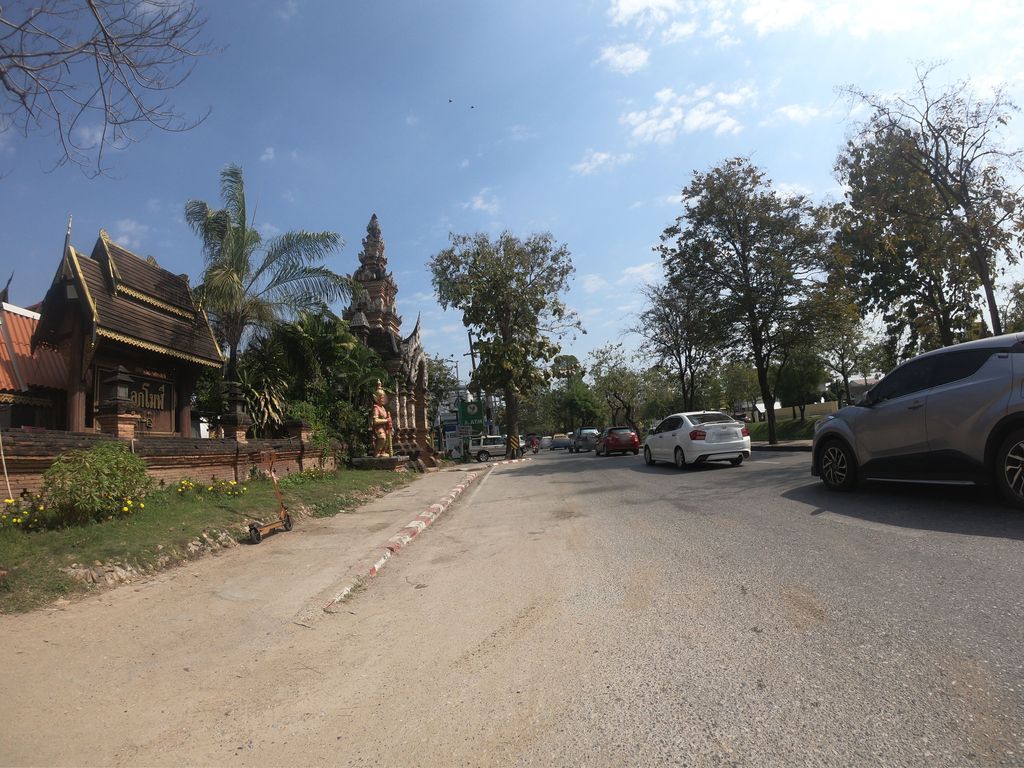 ภาพถนนตรงที่ Wat Lok Moli ตั้งอยู่ ถ่ายโดย chanuwath_grab พ.ศ. 2562 (2019) · A street-level view of where Wat Lok Moli stands, by chanuwath_grab in 2562 (2019)