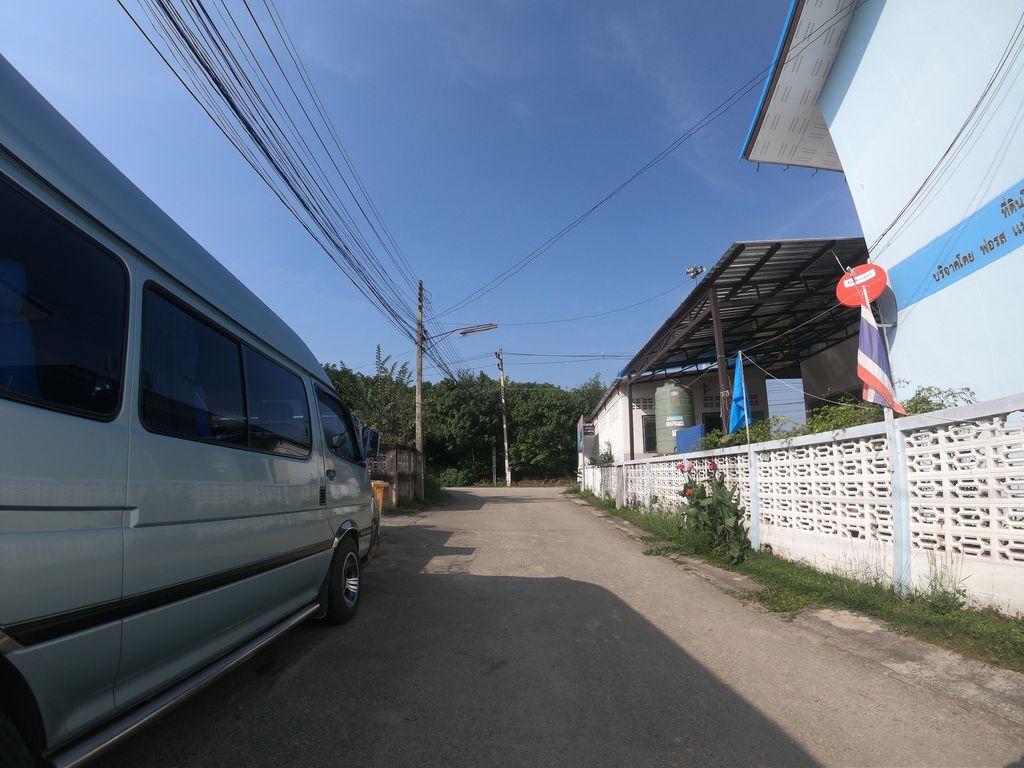 ภาพถนนตรงที่ Wat Mueang Sat School ตั้งอยู่ ถ่ายโดย chanuwath_grab พ.ศ. 2562 (2019) · A street-level view of where Wat Mueang Sat School stands, by chanuwath_grab in 2562 (2019)
