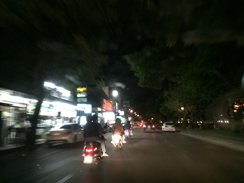ภาพถนนตรงที่ ร้านดอกไม้เชียงใหม่ ไตเติ้ลฟลอรีส | Chiang Mai ตั้งอยู่ ถ่ายโดย kyoko พ.ศ. 2561 (2018) · A street-level view of where ร้านดอกไม้เชียงใหม่ ไตเติ้ลฟลอรีส | Chiang Mai stands, by kyoko in 2561 (2018)