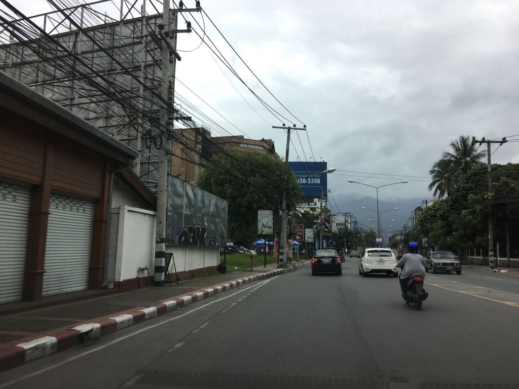 ภาพถนนตรงที่ ดิวบิวตี้ ตั้งอยู่ ถ่ายโดย wapriz พ.ศ. 2561 (2018) · A street-level view of where ดิวบิวตี้ · Diobioti stands, by wapriz in 2561 (2018)