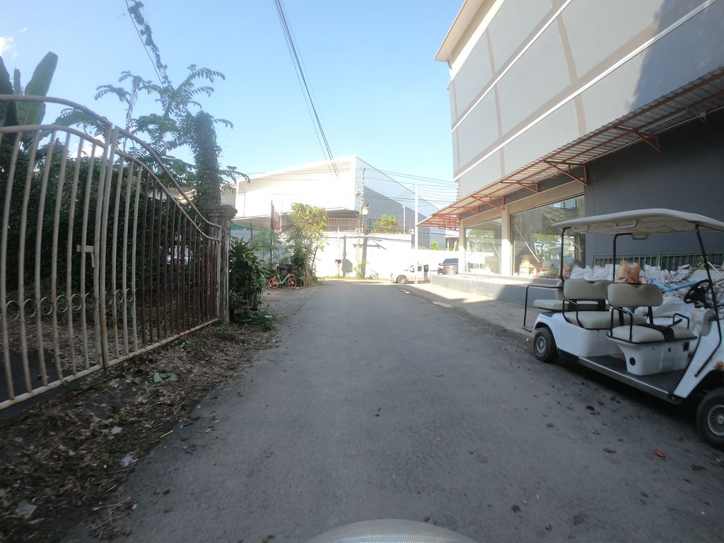 ภาพถนนตรงที่ The Lalune House ตั้งอยู่ ถ่ายโดย chanuwath_grab พ.ศ. 2562 (2019) · A street-level view of where The Lalune House stands, by chanuwath_grab in 2562 (2019)