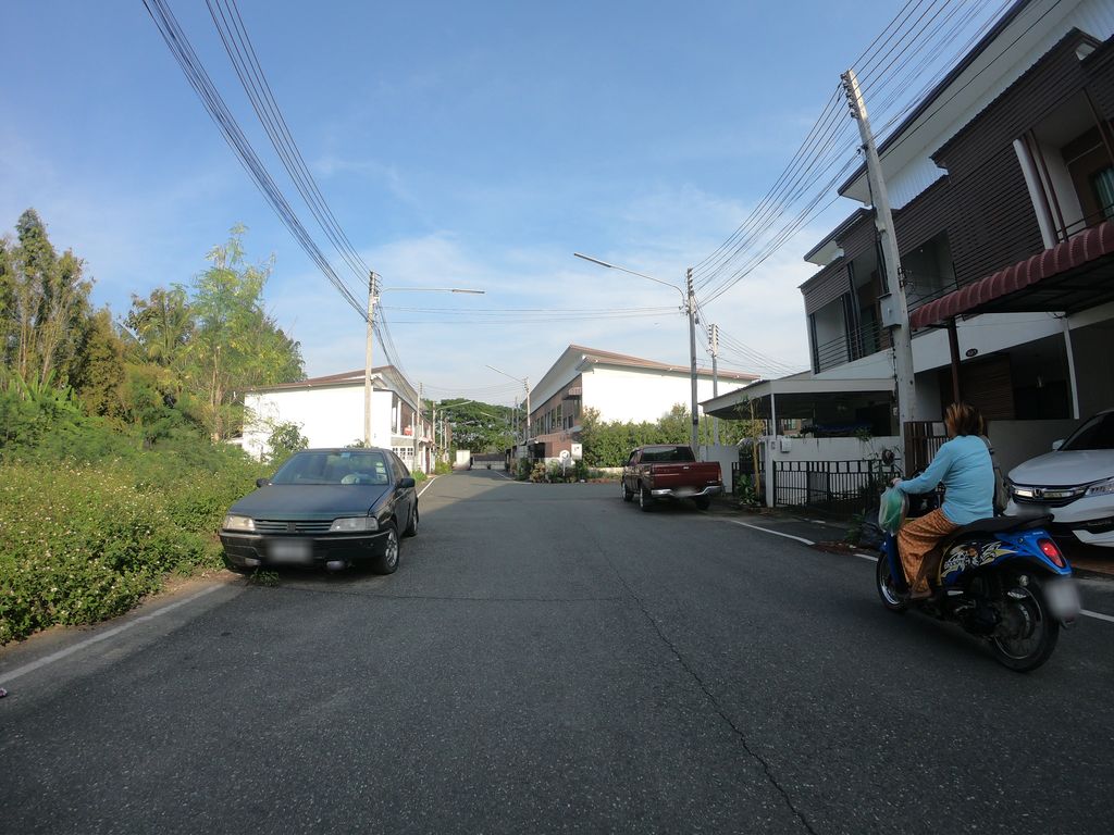 ภาพถนนตรงที่ คุณชาย barber ตั้งอยู่ ถ่ายโดย chanuwath_grab พ.ศ. 2562 (2019) · A street-level view of where คุณชาย barber stands, by chanuwath_grab in 2562 (2019)
