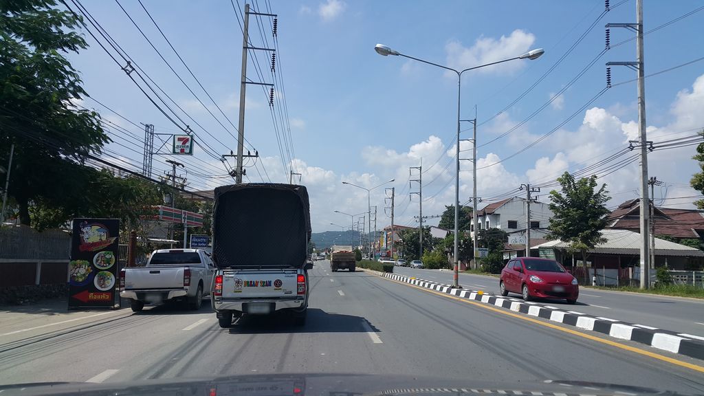 ภาพถนนตรงที่ ก๋วยเตี๋ยวชามโตสี่แยกสะเมิง ตั้งอยู่ ถ่ายโดย jrcarlsen พ.ศ. 2559 (2016) · A street-level view of where ก๋วยเตี๋ยวชามโตสี่แยกสะเมิง · Kuai Tiaochamto Siyaeksamoeng stands, by jrcarlsen in 2559 (2016)