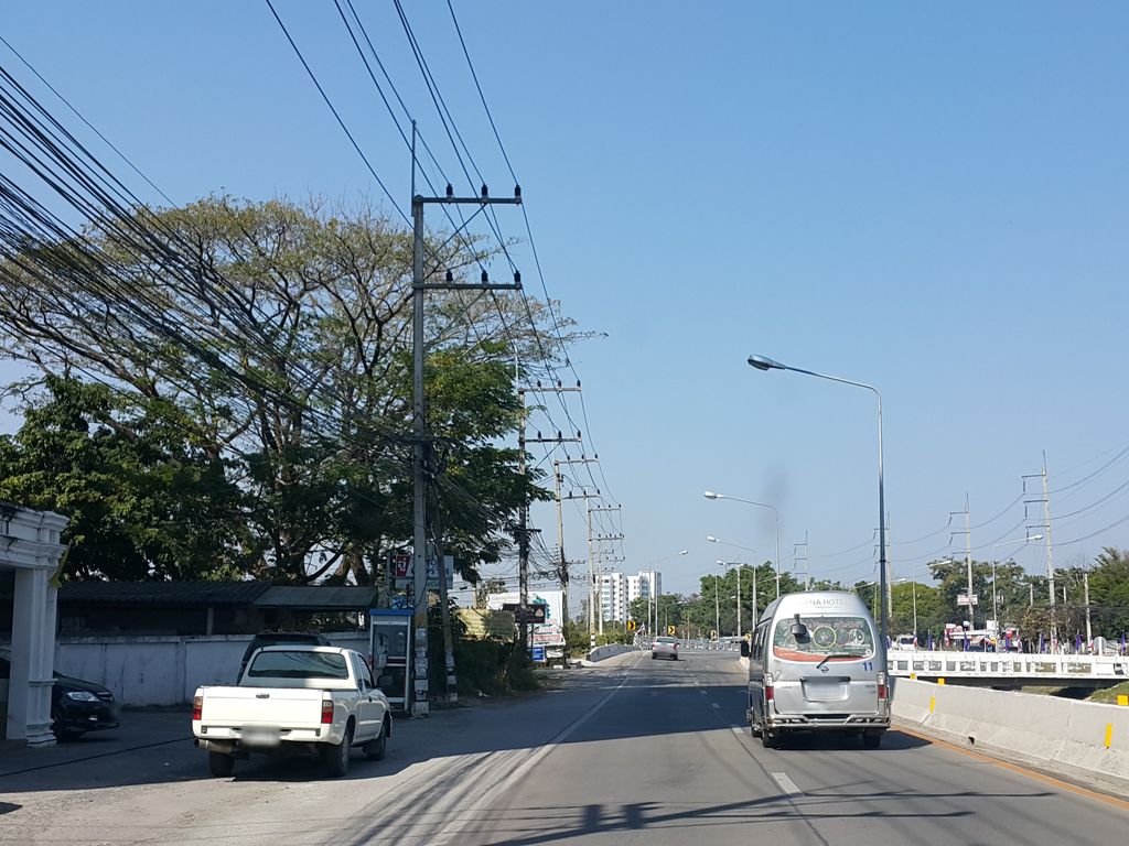 ภาพถนนตรงที่ Nakhon Ping City View 1 Condominium ตั้งอยู่ ถ่ายโดย jrcarlsen พ.ศ. 2559 (2016) · A street-level view of where Nakhon Ping City View 1 Condominium stands, by jrcarlsen in 2559 (2016)