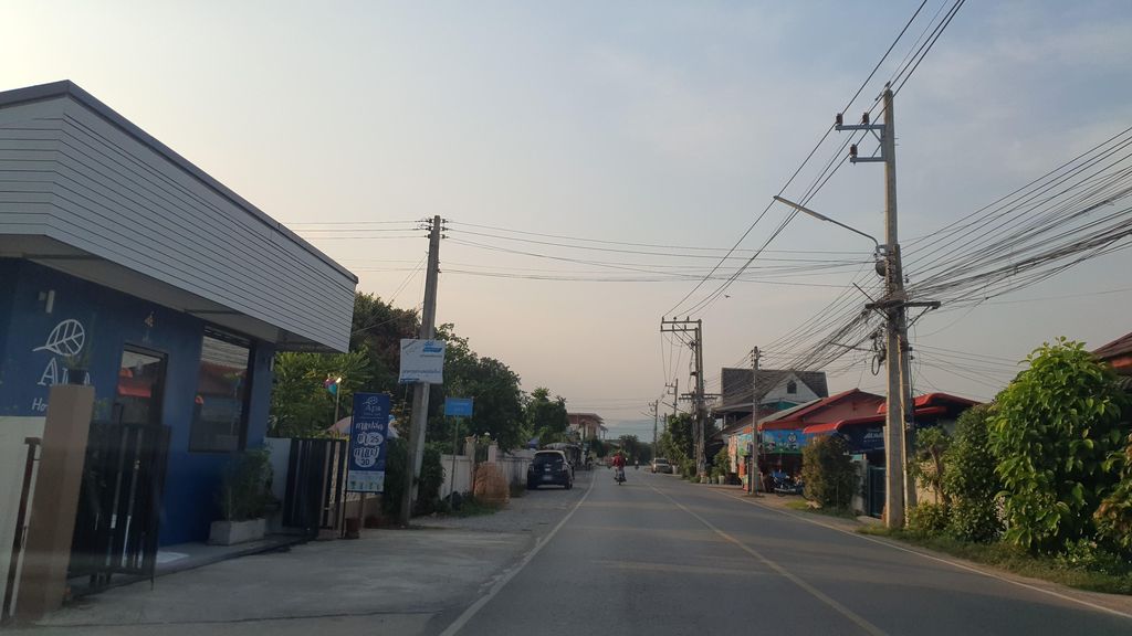 ภาพถนนตรงที่ Apa Home Cafe ตั้งอยู่ ถ่ายโดย jrcarlsen พ.ศ. 2565 (2022) · A street-level view of where Apa Home Cafe stands, by jrcarlsen in 2565 (2022)