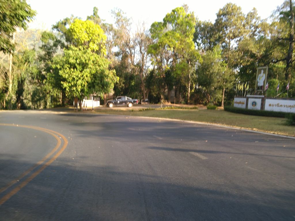 ภาพถนนตรงที่ พุทธอุทยานอนาคามี ตั้งอยู่ ถ่ายโดย bahjesaispas พ.ศ. 2562 (2019) · A street-level view of where พุทธอุทยานอนาคามี · Phuttha Utthayan Anakhami stands, by bahjesaispas in 2562 (2019)