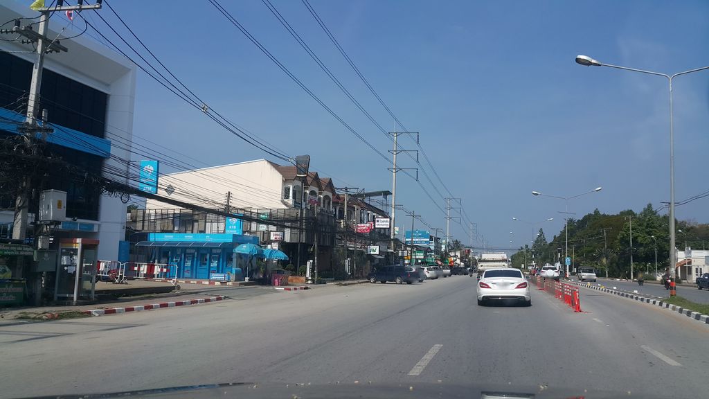 ภาพถนนตรงที่ แม่โจ้การไฟฟ้า ตั้งอยู่ ถ่ายโดย jrcarlsen พ.ศ. 2562 (2019) · A street-level view of where แม่โจ้การไฟฟ้า · Mae Jo Kanfaifa stands, by jrcarlsen in 2562 (2019)