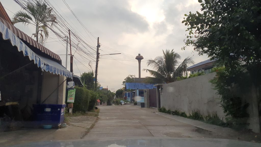 ภาพถนนตรงที่ B-Quik(LOTUS Hangdong) ตั้งอยู่ ถ่ายโดย jrcarlsen พ.ศ. 2565 (2022) · A street-level view of where B-Quik(LOTUS Hangdong) stands, by jrcarlsen in 2565 (2022)