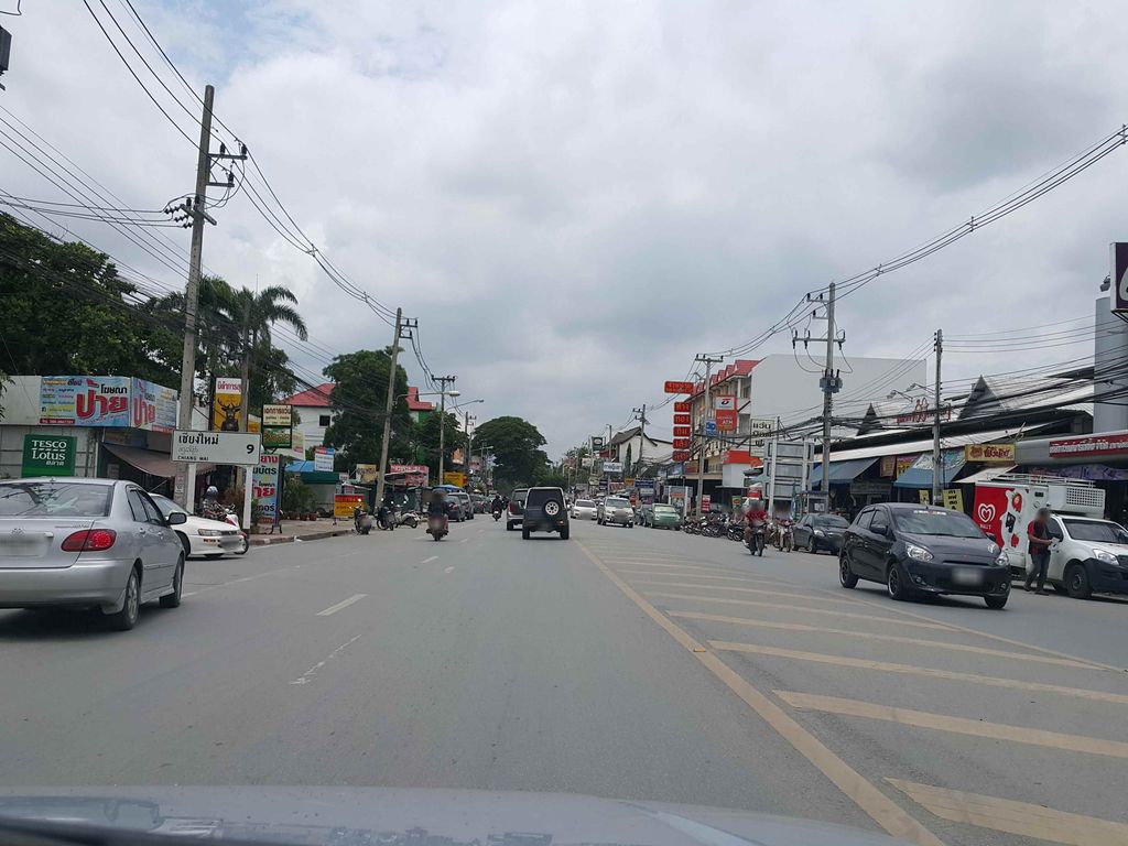 ภาพถนนตรงที่ แว่นตาบ่อสร้าง ตั้งอยู่ ถ่ายโดย jrcarlsen พ.ศ. 2558 (2015) · A street-level view of where แว่นตาบ่อสร้าง · Waenta Bo Sang stands, by jrcarlsen in 2558 (2015)
