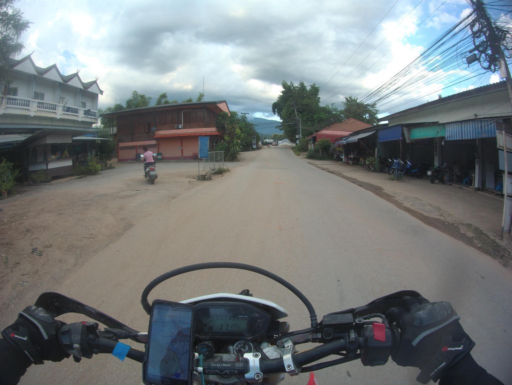 ภาพถนนตรงที่ ป้าวปั่น ตั้งอยู่ ถ่ายโดย julcnx พ.ศ. 2566 (2023) · A street-level view of where ป้าวปั่น · Paopan stands, by julcnx in 2566 (2023)