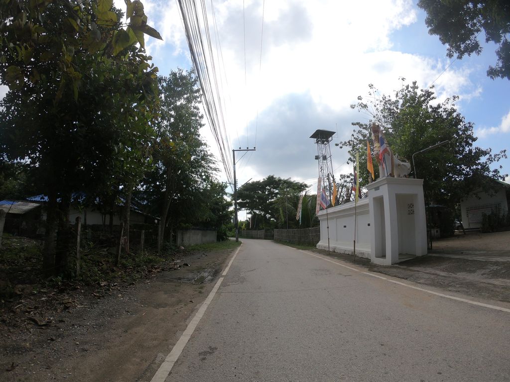ภาพถนนตรงที่ วัดศรีรัตนมงคล ตั้งอยู่ ถ่ายโดย chanuwath_grab พ.ศ. 2562 (2019) · A street-level view of where วัดศรีรัตนมงคล · Wat Si Ratna Mongkhon stands, by chanuwath_grab in 2562 (2019)