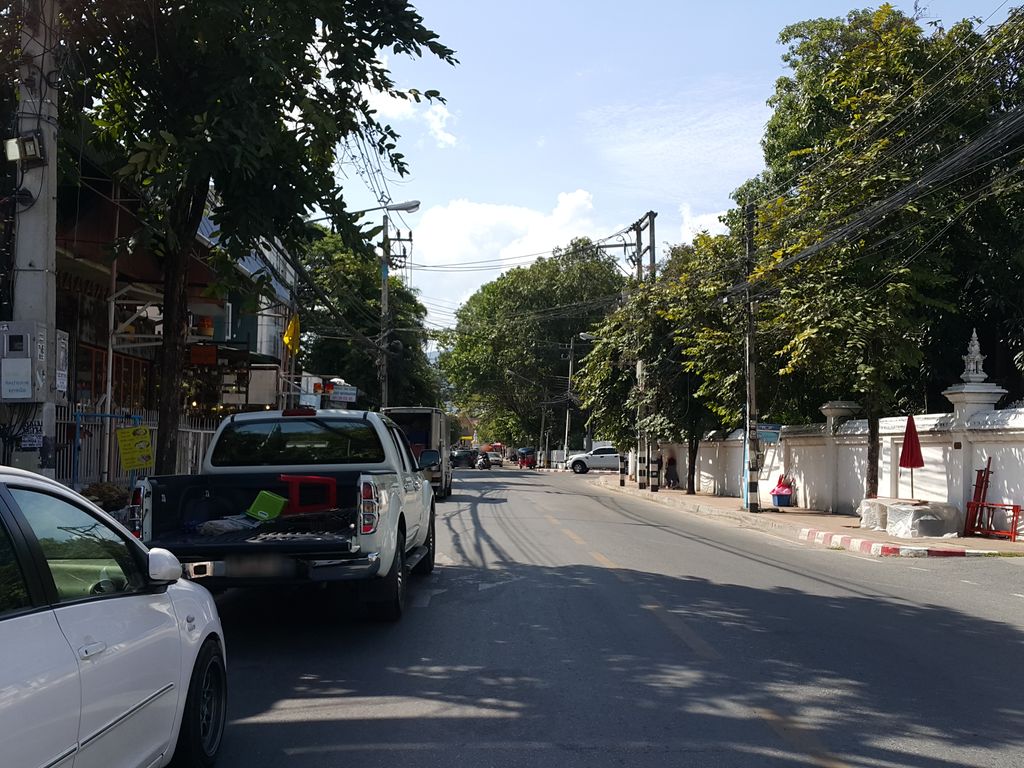 ภาพถนนตรงที่ Authentic Thai Tours ตั้งอยู่ ถ่ายโดย jrcarlsen พ.ศ. 2558 (2015) · A street-level view of where Authentic Thai Tours stands, by jrcarlsen in 2558 (2015)