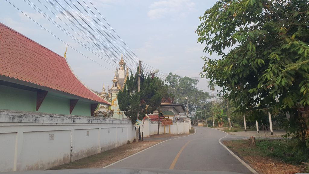 ภาพถนนตรงที่ กิม ถ่านอัดแท่งสารภี ตั้งอยู่ ถ่ายโดย jrcarlsen พ.ศ. 2566 (2023) · A street-level view of where กิม ถ่านอัดแท่งสารภี · Kim Thanatthaeng Saraphi stands, by jrcarlsen in 2566 (2023)