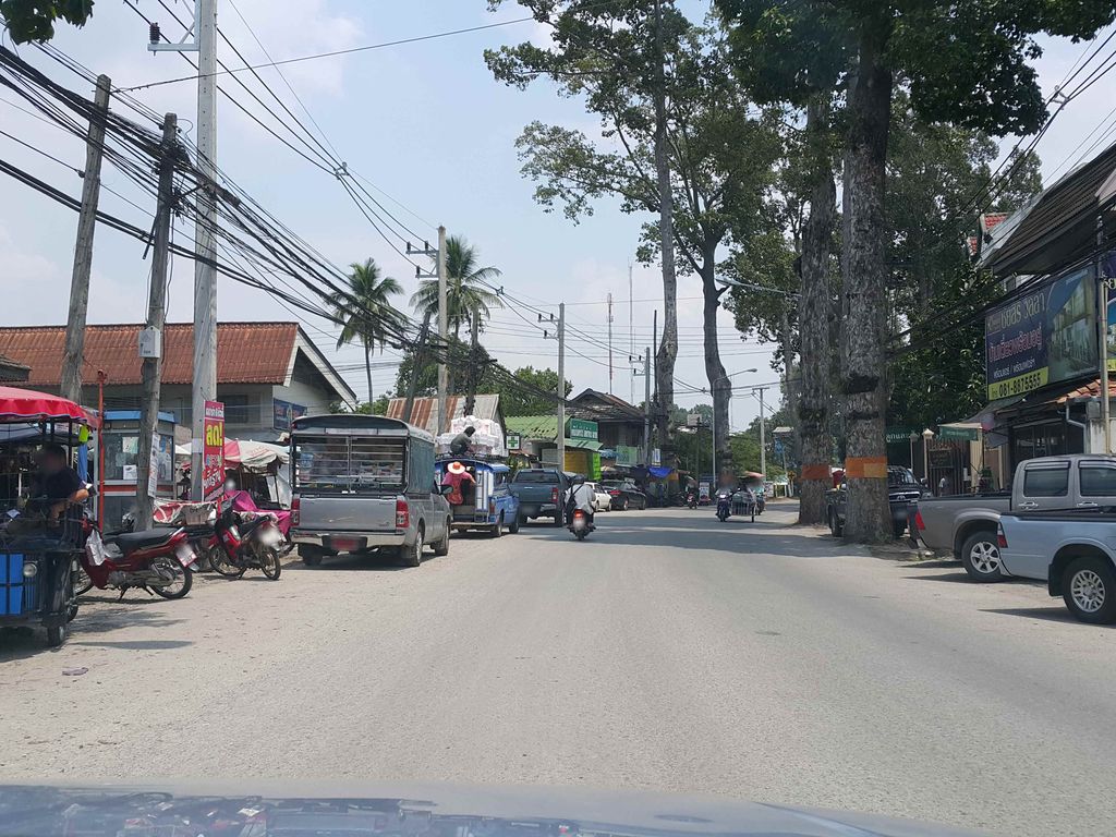 ภาพถนนตรงที่ สารภีฟู๊ด ตั้งอยู่ ถ่ายโดย jrcarlsen พ.ศ. 2558 (2015) · A street-level view of where สารภีฟู๊ด · Saraphi Fut stands, by jrcarlsen in 2558 (2015)