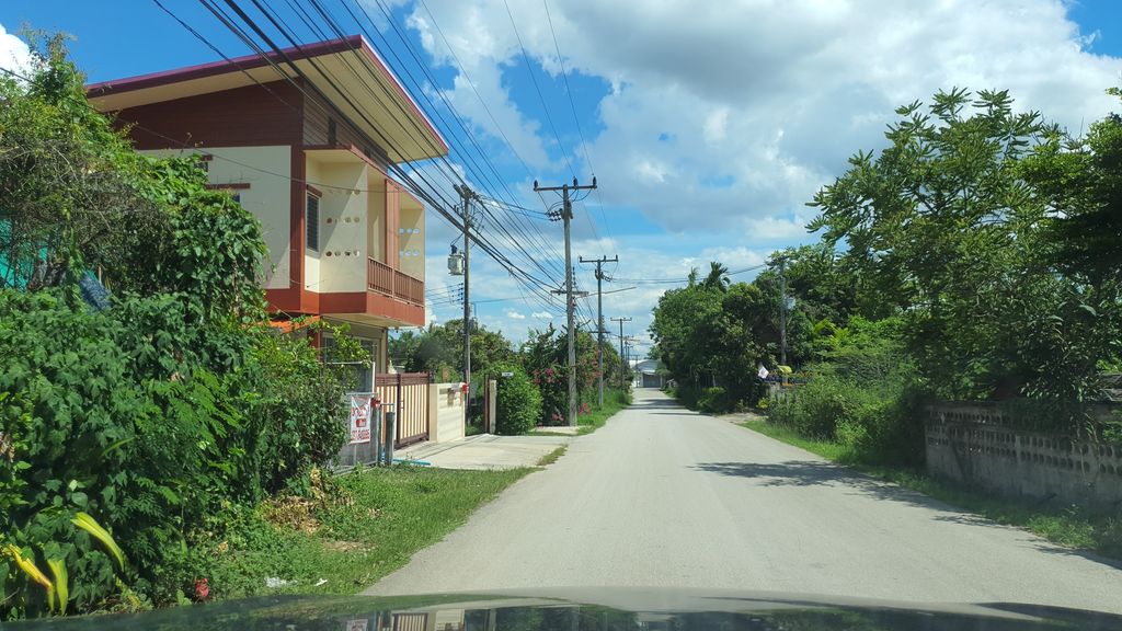 ภาพถนนตรงที่ Brown on Blue ตั้งอยู่ ถ่ายโดย jrcarlsen พ.ศ. 2564 (2021) · A street-level view of where Brown on Blue stands, by jrcarlsen in 2564 (2021)