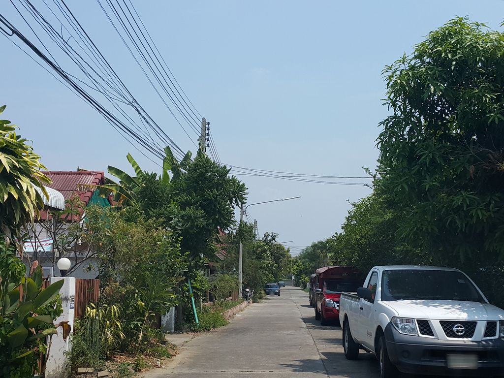 ภาพถนนตรงที่ Phoenix Adventure Park ตั้งอยู่ ถ่ายโดย jrcarlsen พ.ศ. 2559 (2016) · A street-level view of where Phoenix Adventure Park stands, by jrcarlsen in 2559 (2016)