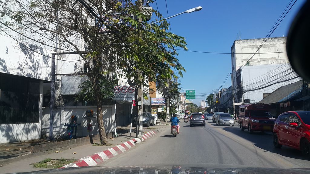 ภาพถนนตรงที่ Fringe.th - Cafe ad Restaurant ตั้งอยู่ ถ่ายโดย jrcarlsen พ.ศ. 2561 (2018) · A street-level view of where Fringe.th - Cafe ad Restaurant stands, by jrcarlsen in 2561 (2018)