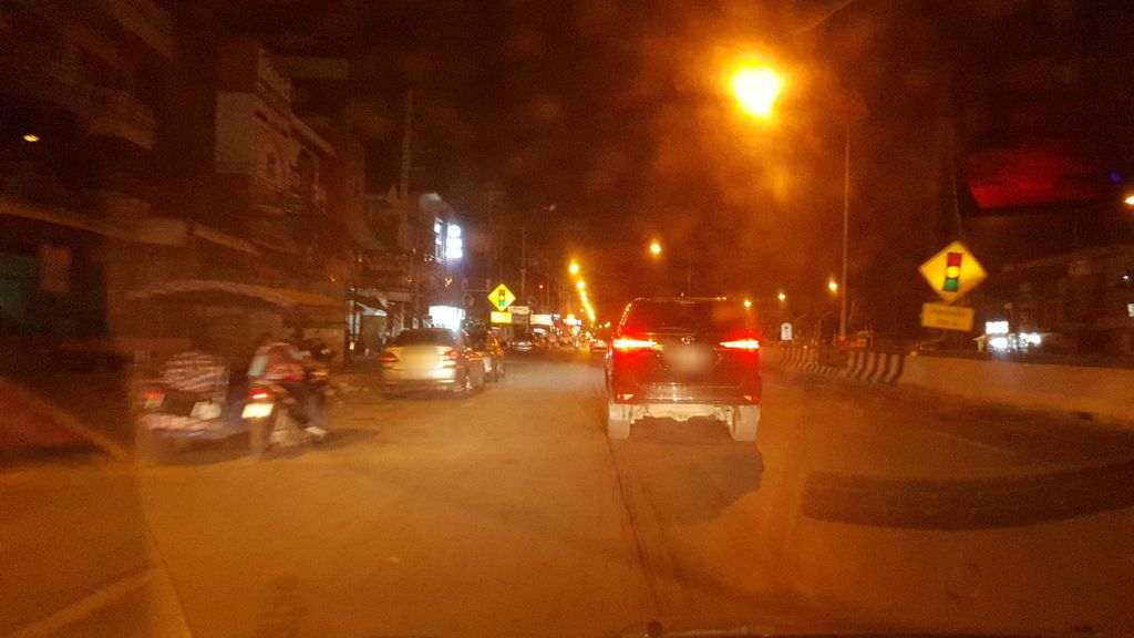 ภาพถนนตรงที่ หมูติดแอร์ สาขาตลาดต้นพยอม ตั้งอยู่ ถ่ายโดย silamanee พ.ศ. 2561 (2018) · A street-level view of where หมูติดแอร์ สาขาตลาดต้นพยอม · Mutitae Sakha Talat Ton Pho Om stands, by silamanee in 2561 (2018)