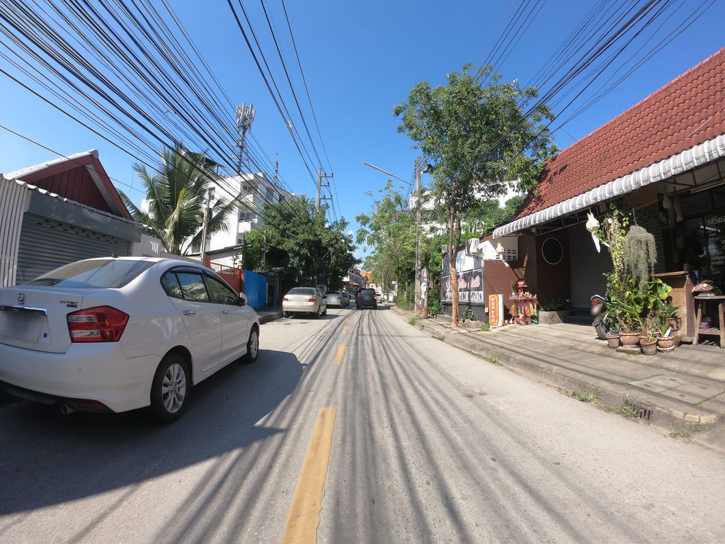 ภาพถนนตรงที่ Green Leela ตั้งอยู่ ถ่ายโดย chanuwath_grab พ.ศ. 2562 (2019) · A street-level view of where Green Leela stands, by chanuwath_grab in 2562 (2019)