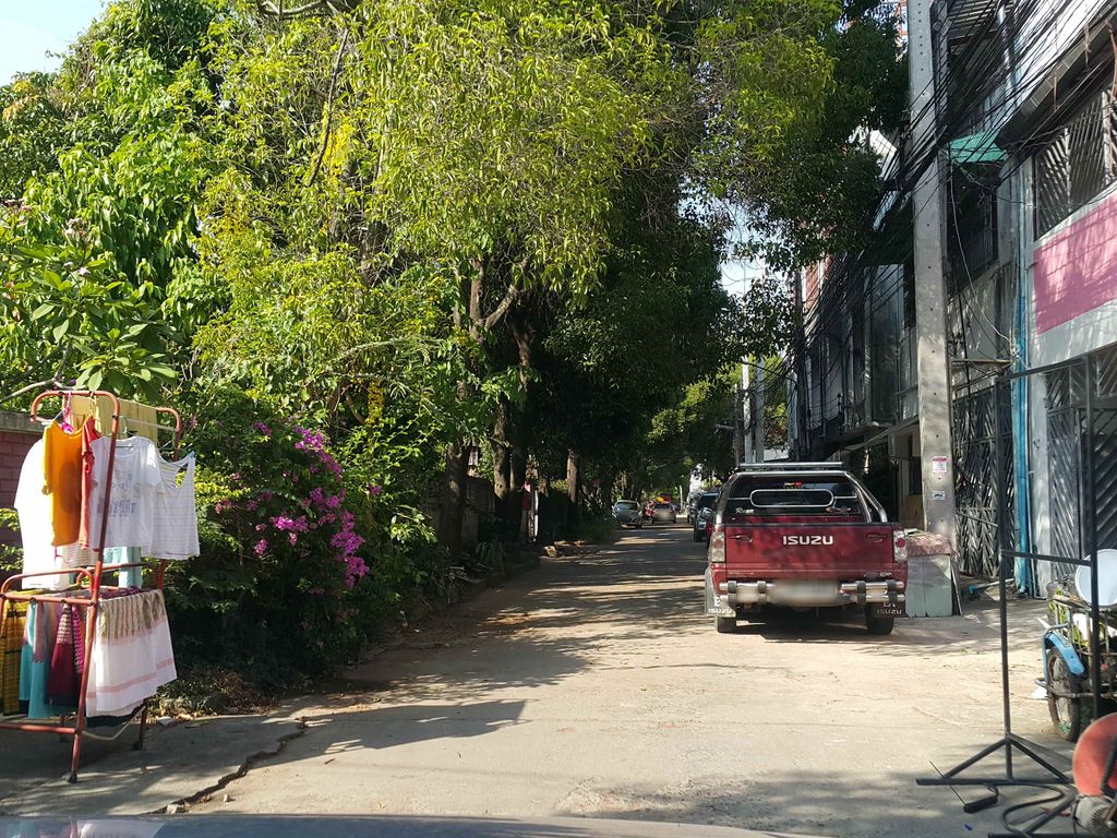 ภาพถนนตรงที่ Empower Foundation ตั้งอยู่ ถ่ายโดย jrcarlsen พ.ศ. 2558 (2015) · A street-level view of where Empower Foundation stands, by jrcarlsen in 2558 (2015)