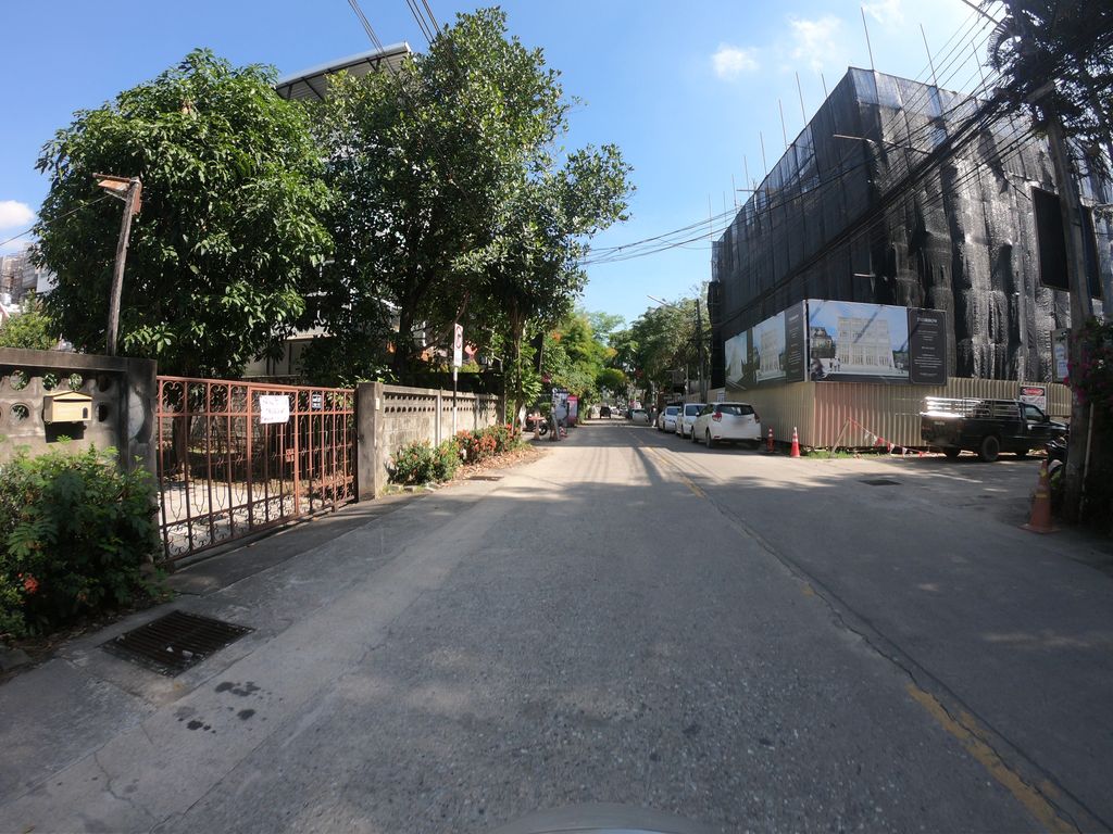 ภาพถนนตรงที่ Auto Spa Garage Shop ตั้งอยู่ ถ่ายโดย chanuwath_grab พ.ศ. 2562 (2019) · A street-level view of where Auto Spa Garage Shop stands, by chanuwath_grab in 2562 (2019)