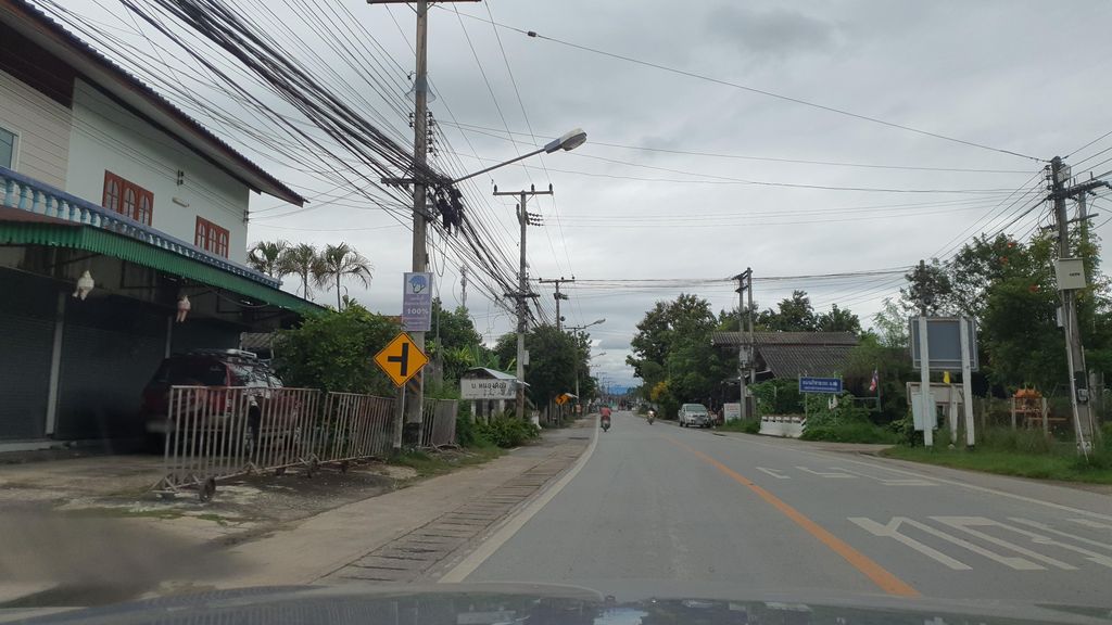 ภาพถนนตรงที่ บ้านแฟฟินน์ ตั้งอยู่ ถ่ายโดย jrcarlsen พ.ศ. 2564 (2021) · A street-level view of where บ้านแฟฟินน์ · Ban Fae Finn stands, by jrcarlsen in 2564 (2021)