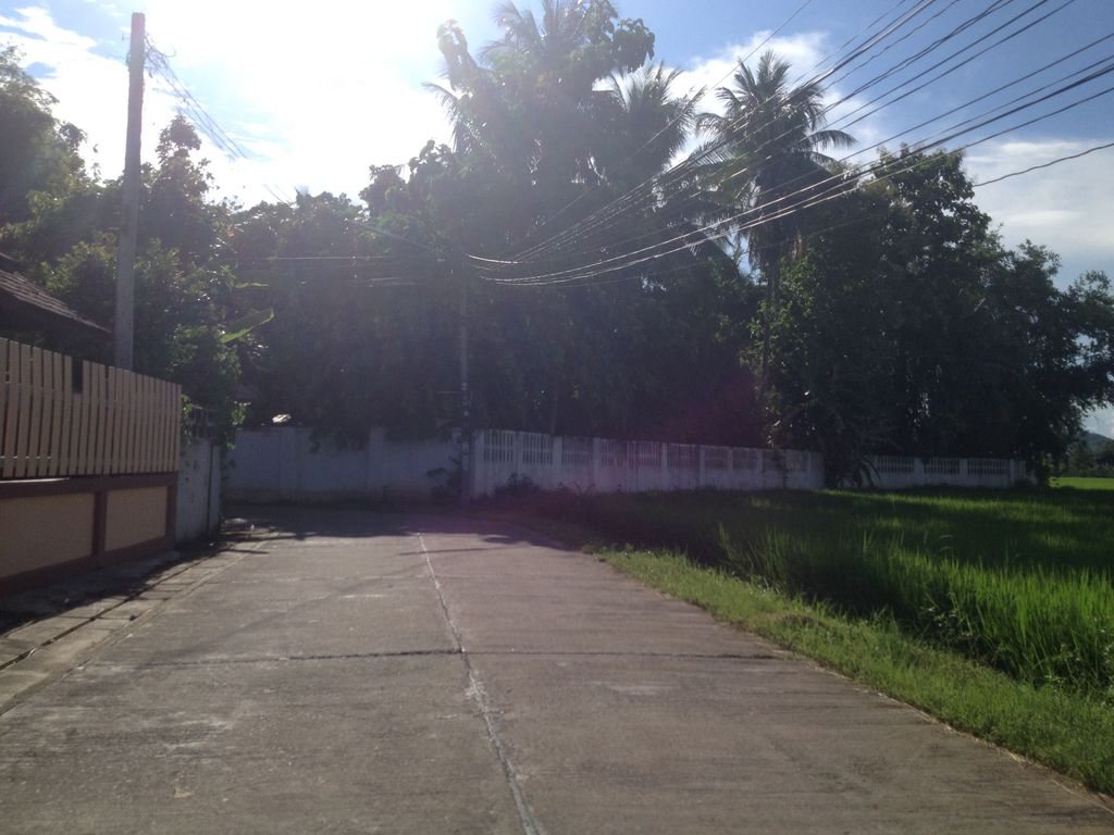 ภาพถนนตรงที่ ครัวต้นกล้า ตั้งอยู่ ถ่ายโดย jimwatana พ.ศ. 2558 (2015) · A street-level view of where ครัวต้นกล้า · Khruatnakla stands, by jimwatana in 2558 (2015)