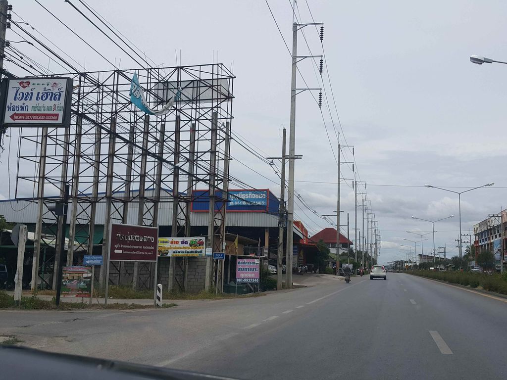 ภาพถนนตรงที่ Aoy Jai Karaoke ตั้งอยู่ ถ่ายโดย jrcarlsen พ.ศ. 2558 (2015) · A street-level view of where Aoy Jai Karaoke stands, by jrcarlsen in 2558 (2015)