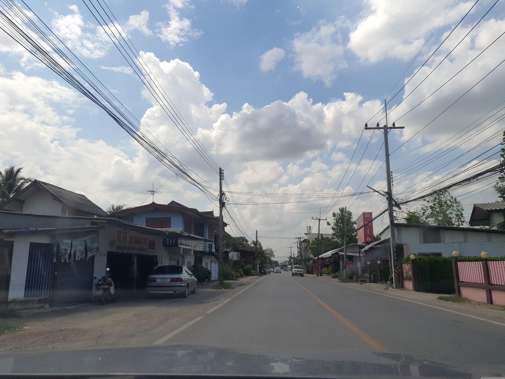 ภาพถนนตรงที่ ร้าน ใหญ่อลูมิเนียม ตั้งอยู่ ถ่ายโดย jrcarlsen พ.ศ. 2566 (2023) · A street-level view of where ร้าน ใหญ่อลูมิเนียม · Ran Yai Aluminiam stands, by jrcarlsen in 2566 (2023)