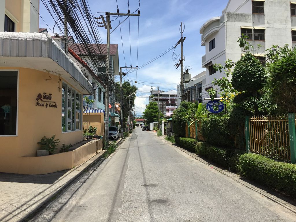 ภาพถนนตรงที่ เวียงพิงค์เพลส ตั้งอยู่ ถ่ายโดย alvinsj พ.ศ. 2560 (2017) · A street-level view of where เวียงพิงค์เพลส · Wiang Phing Place stands, by alvinsj in 2560 (2017)