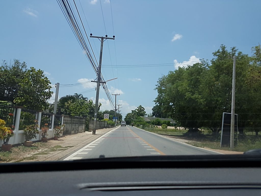 ภาพถนนตรงที่ ก๋วยเตี๋ยวบ้านแม่ ตั้งอยู่ ถ่ายโดย ekkarin พ.ศ. 2561 (2018) · A street-level view of where ก๋วยเตี๋ยวบ้านแม่ · Kuaitiao Ban Mae stands, by ekkarin in 2561 (2018)