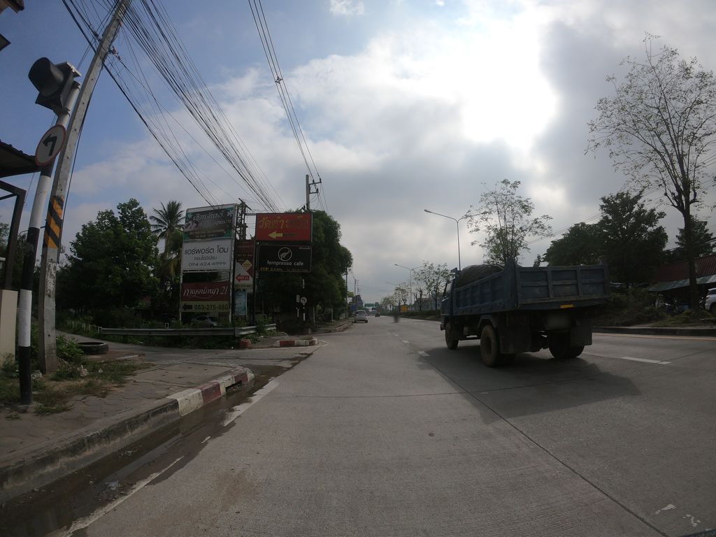 ภาพถนนตรงที่ Royal Thai Massage Chiang Mai ตั้งอยู่ ถ่ายโดย chanuwath_grab พ.ศ. 2562 (2019) · A street-level view of where Royal Thai Massage Chiang Mai stands, by chanuwath_grab in 2562 (2019)