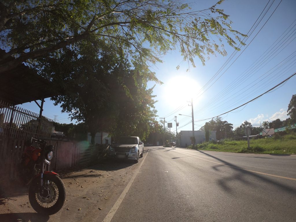 ภาพถนนตรงที่ แจ็คกี้ ไก่อบโอ่ง ตั้งอยู่ ถ่ายโดย chanuwath_grab พ.ศ. 2562 (2019) · A street-level view of where แจ็คกี้ ไก่อบโอ่ง · Chaekki Kaiopong stands, by chanuwath_grab in 2562 (2019)