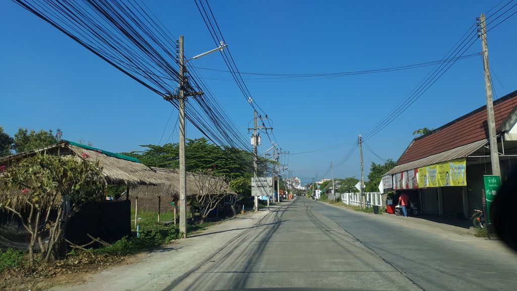 ภาพถนนตรงที่ ชันบลู มิลค์ คาเฟ่ ตั้งอยู่ ถ่ายโดย jrcarlsen พ.ศ. 2562 (2019) · A street-level view of where ชันบลู มิลค์ คาเฟ่ · Chanblu Min Café stands, by jrcarlsen in 2562 (2019)