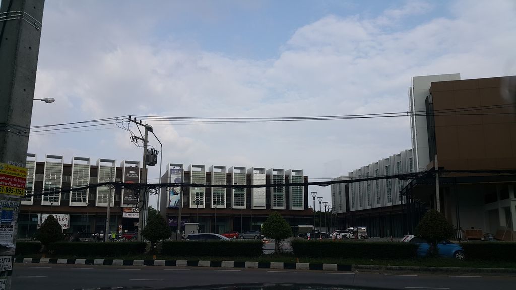 ภาพถนนตรงที่ SHAPE ME Clinic ตั้งอยู่ ถ่ายโดย jrcarlsen พ.ศ. 2559 (2016) · A street-level view of where SHAPE ME Clinic stands, by jrcarlsen in 2559 (2016)