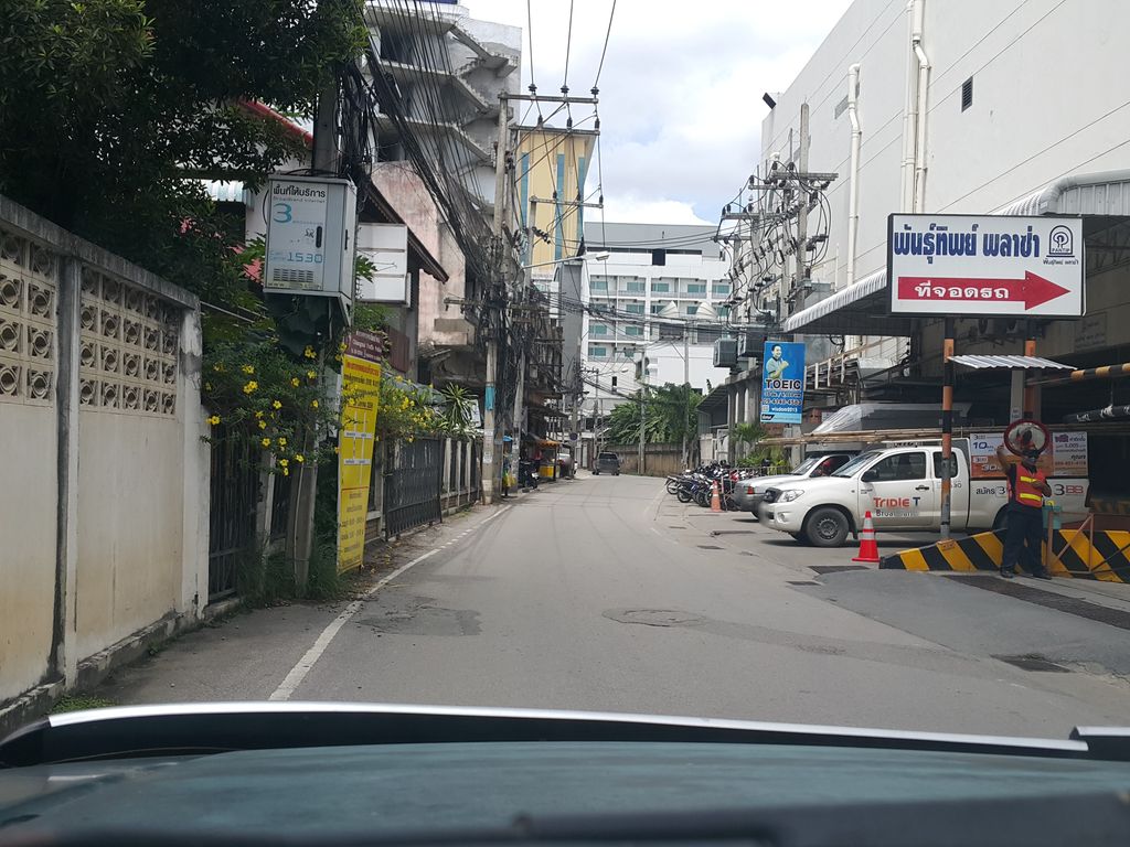 ภาพถนนตรงที่ 9 House tattoo Chiang Mai ตั้งอยู่ ถ่ายโดย jrcarlsen พ.ศ. 2558 (2015) · A street-level view of where 9 House tattoo Chiang Mai stands, by jrcarlsen in 2558 (2015)