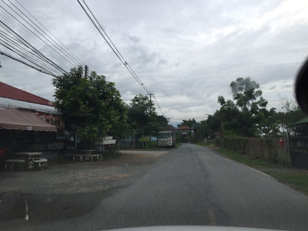 ภาพถนนตรงที่ ร้านมิกส์ การไฟฟ้า ตั้งอยู่ ถ่ายโดย kyoko พ.ศ. 2561 (2018) · A street-level view of where ร้านมิกส์ การไฟฟ้า · Ran Mik Kanfaifa stands, by kyoko in 2561 (2018)