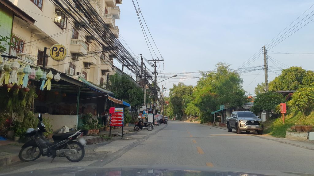 ภาพถนนตรงที่ A and A Traditional Thai Massage ตั้งอยู่ ถ่ายโดย jrcarlsen พ.ศ. 2564 (2021) · A street-level view of where A and A Traditional Thai Massage stands, by jrcarlsen in 2564 (2021)